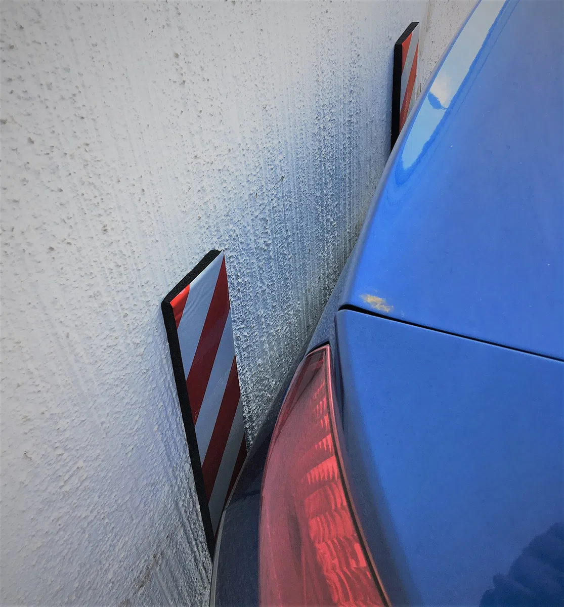 Protectoras Paragolpes de Pared Parking, Autoadhesivas, en Goma Espuma, para Aparcamientos y Garajes, 44x10x1,5 cm, 4 Piezas (Rojo Blanco)