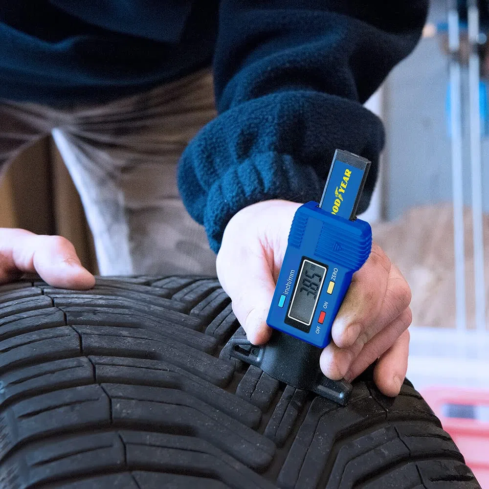 Goodyear Medidor digital de profundidad de la banda de rodadura de neumáticos, compatible con MOT