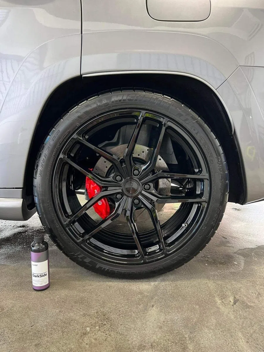 CARPRO DarkSide - Sellador para neumáticos y caucho, hidrófobo y autolimpiante, negro satinado, protección UV, revive el caucho opaco, listo para usar - 500 ml