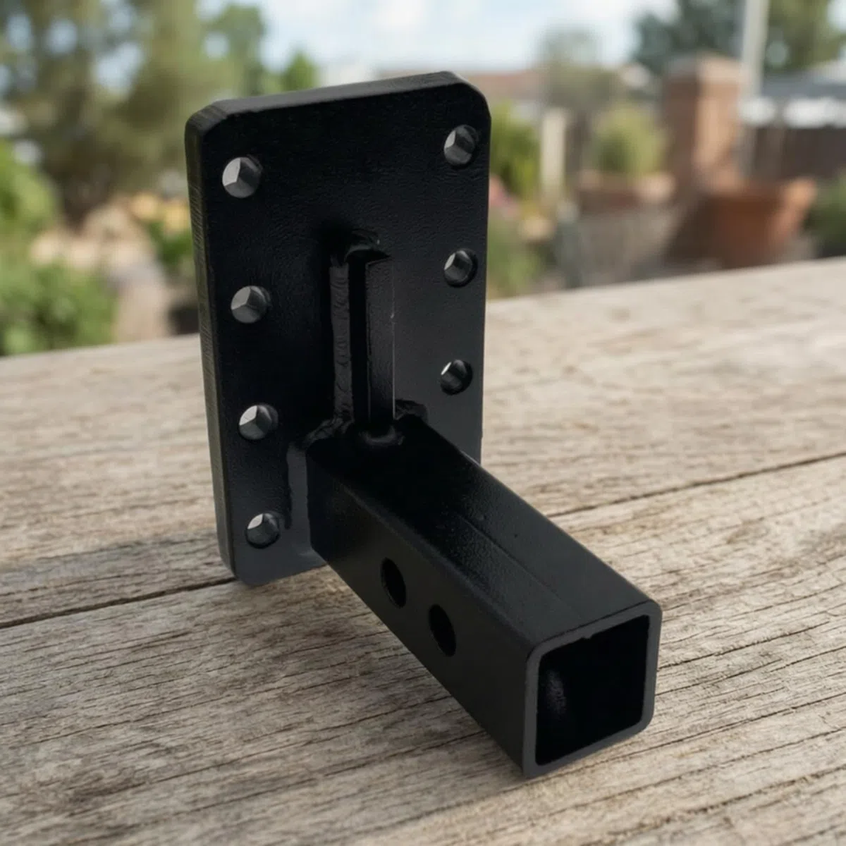 Enganche Remolque Vehiculo Bracket, Estilo Industrial De Alta Resistencia, Diseñado para Remolque De Vehículos Todoterreno, con Base De Montaje Ajustable Y Acabado En Color Negro.