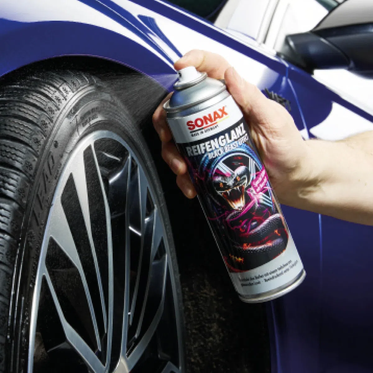 SONAX Brillo para neumáticos Black Beast Effect (500 ml) - el Gel Brillante para neumáticos Que consigue un Acabado Negro Brillante óptimo, 04344000-544
