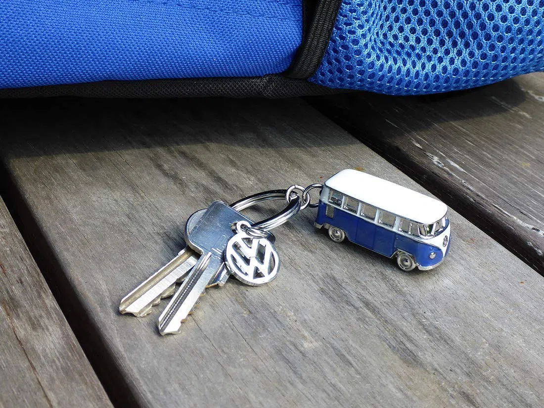 BRISA VW Collection - Volkswagen Furgoneta Hippie Bus T1 Van Llavero 3D Vintage Mini Modelo, Anillo de Llavero Retro, Accesorios del Coche como Idea de Regalo/Souvenir (Silueta/Fucsia)