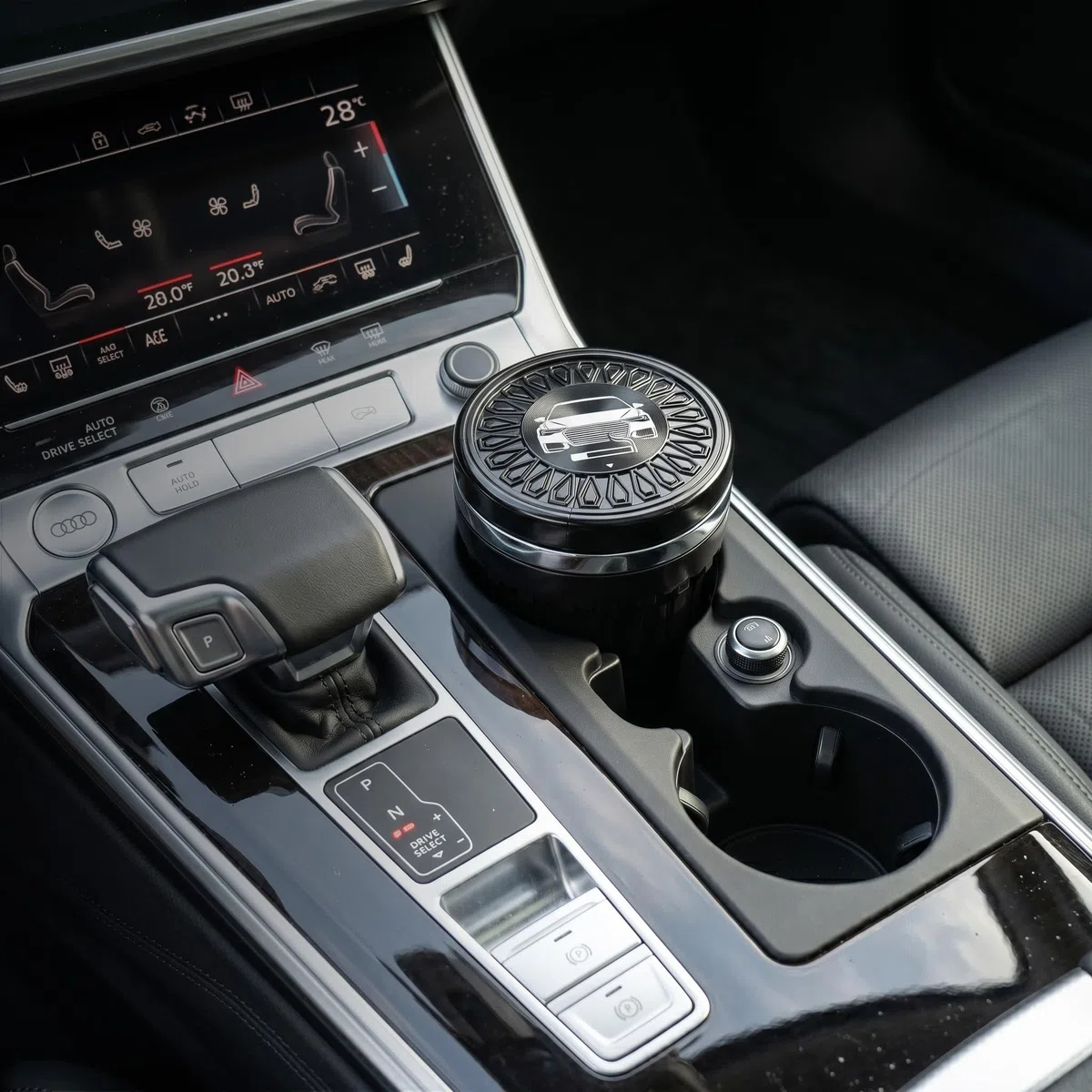 Cenicero Coche Diseñado para Audi 2025 2026 A3 Q3 Q4 Q5 Q6 Q2 A5 A6, Apertura Amortiguada Lineal, Cerámica Anti-Olor LED (Gris Antracita)