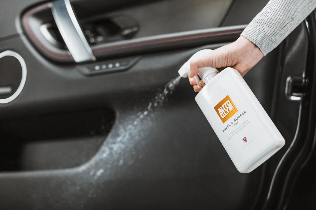 Limpiador en aerosol Autoglym para el cuidado de las superficies de cuero y vinilo, con aroma a limón fresco, diseñado para proteger el salpicadero y otros plásticos interiores, blanco, 500 ml