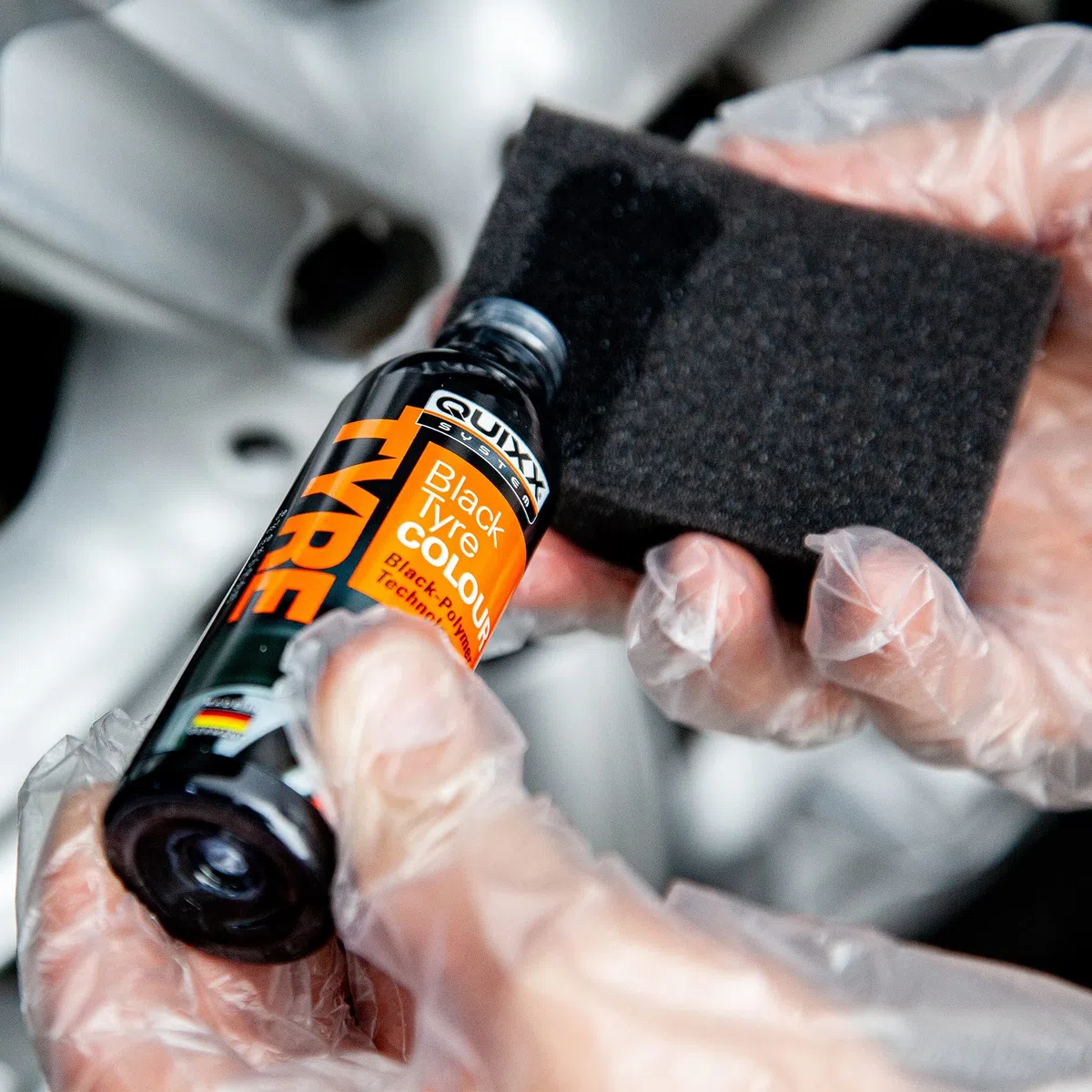 Tinte de Color Negro para Neumáticos - Protege los Neumáticos de la Radiación UV - Resistente a La Lluvia y a los Túneles de Lavado - Aplicación Sencilla y Rápida - Quixx