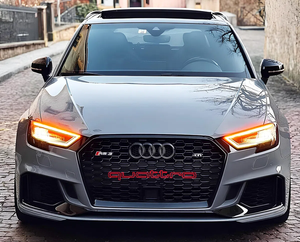 Inscripción QUATTRO compatible con Audi, accesorio emblema negro con bordes rojos, instalación con abrazaderas, logotipo tuning
