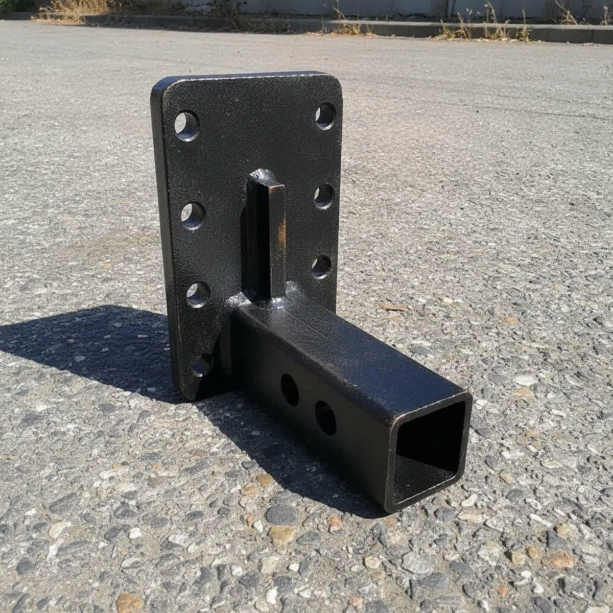 Enganche Remolque Vehiculo Bracket, Estilo Industrial De Alta Resistencia, Diseñado para Remolque De Vehículos Todoterreno, con Base De Montaje Ajustable Y Acabado En Color Negro.