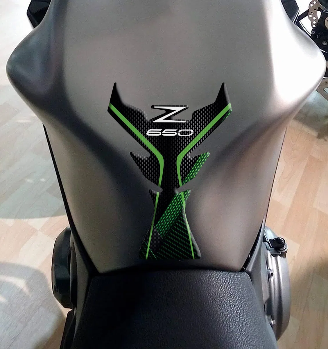 Adhesivo resinado efecto 3D para moto compatible con Kawasaki Z650 (Metallic Matte Graphenesteel Gray - Ebony, protector de depósito)