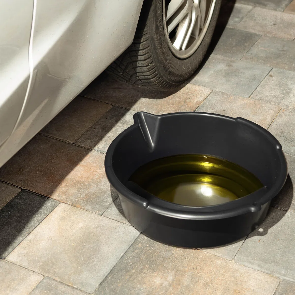Bandeja colectora de aceite KADAX con boquilla de drenaje 8L, bandeja de drenaje de aceite Ø 39 cm, bandeja multiusos de plástico, bandeja de limpieza para cambio de aceite con asas de transporte