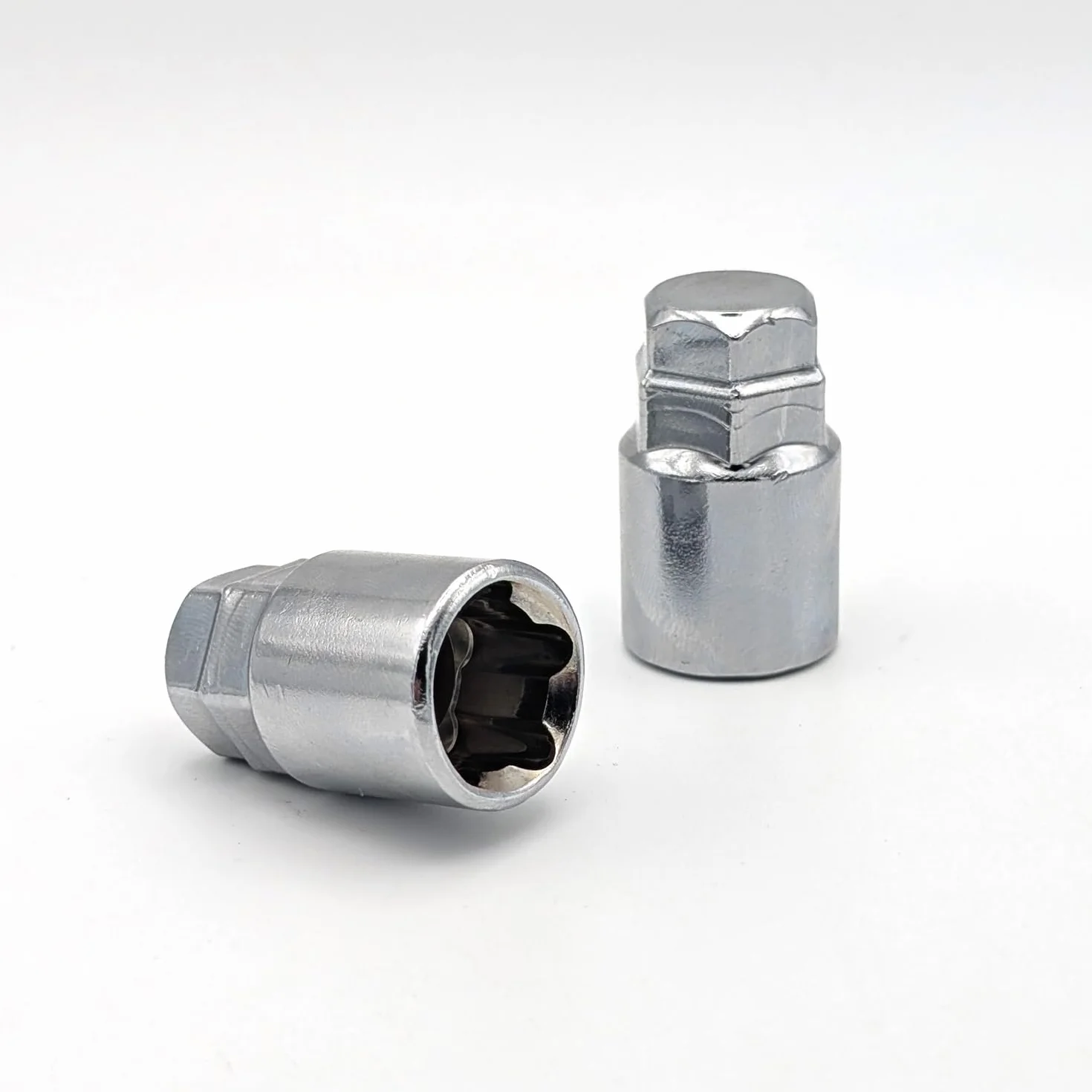 TRACER Juego de pernos para llanta antirrobo M14 x 1,5, 27 mm, con 2 llaves compatibles con Audi, VW, Seat, Skoda