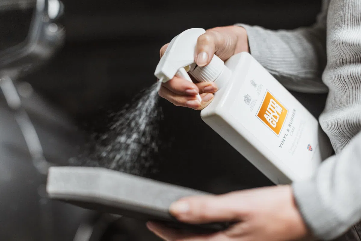 Limpiador en aerosol Autoglym para el cuidado de las superficies de cuero y vinilo, con aroma a limón fresco, diseñado para proteger el salpicadero y otros plásticos interiores, blanco, 500 ml
