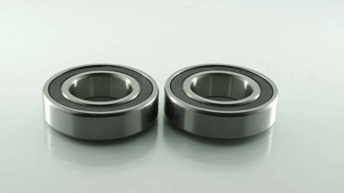 MECANIGOMEZ-Rodamientos Rueda Trasera KTM (Todas), Husqvarna 14-22, Husaberg 04-14, Gas Gas 21. Kits Reparación Compuesto de los rodamientos y Retenes necesarios. (25-1273)