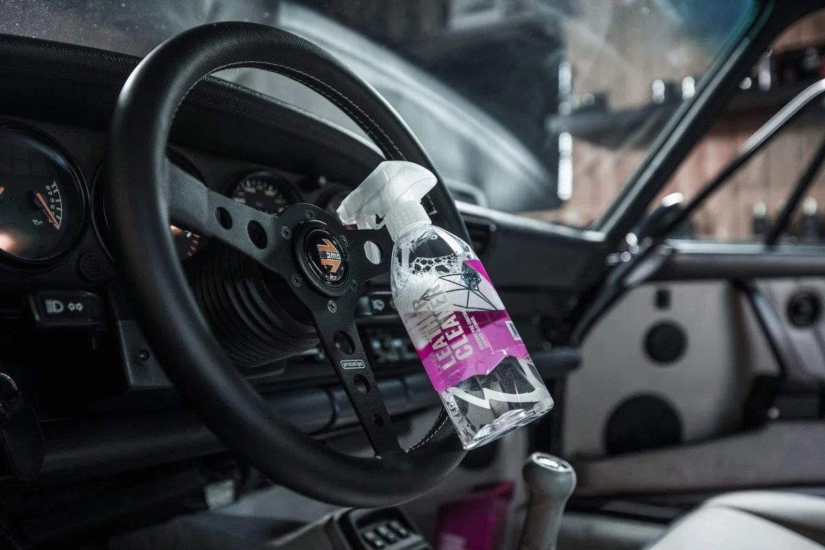 GYEON Quartz Q²M LeatherCleaner Mild Redefined 500 ml - Limpiador suave de cuero seguro para todo tipo de cuero - Elimina la suciedad y el aceite de todo el cuero para prepararse para la protección