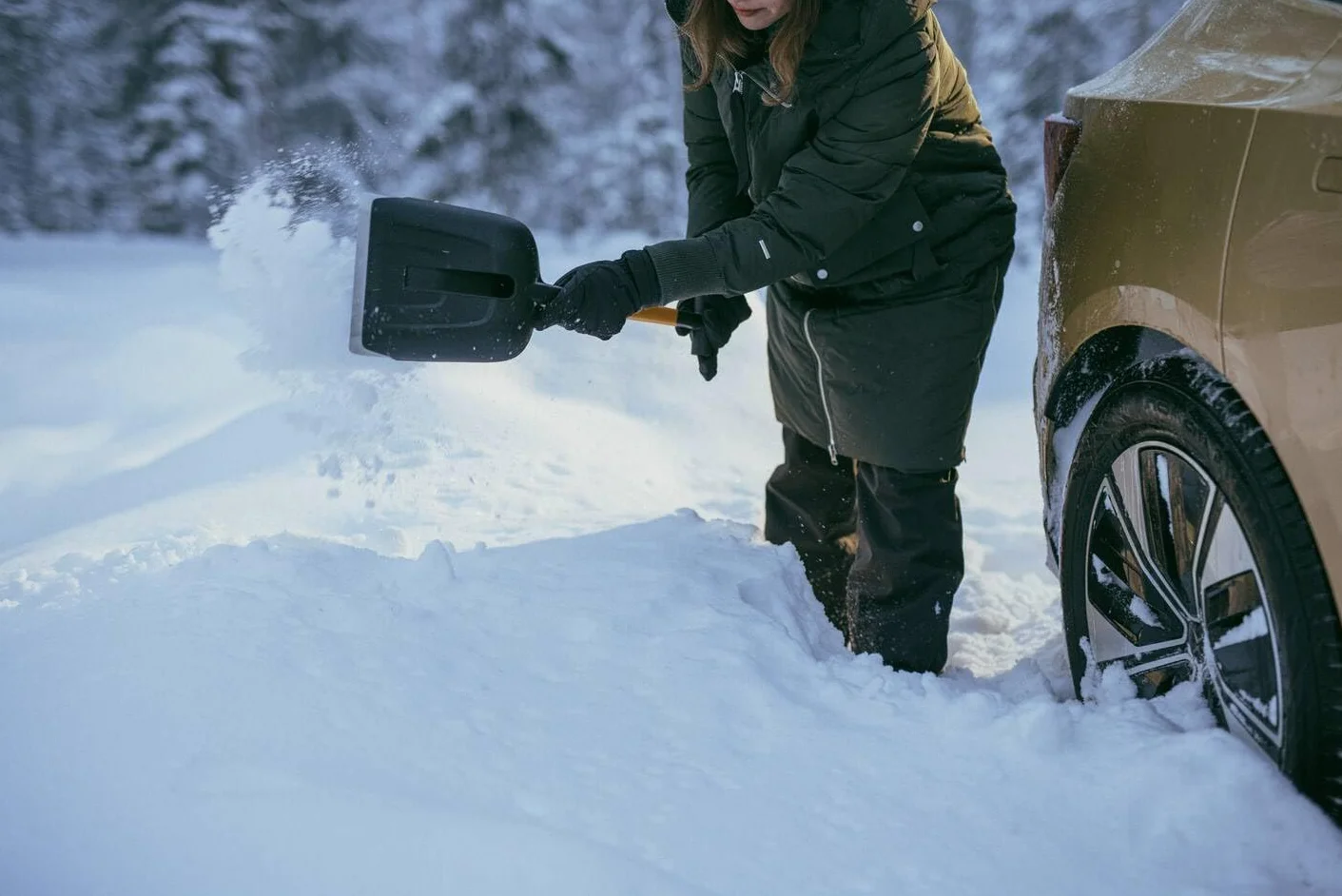 Fiskars Plus Pala de Nieve para Coche, Pala de Nieve compacta con Mango en T y Borde de Acero Inoxidable, 63 cm, 1079857