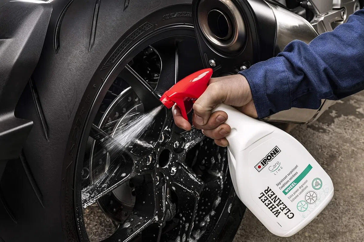 IPONE - Limpiador Llantas Superpotente Wheel Cleaner - Desengrasa y Limpia Sin Esfuerzo - Amplio Pulverizador - 1L