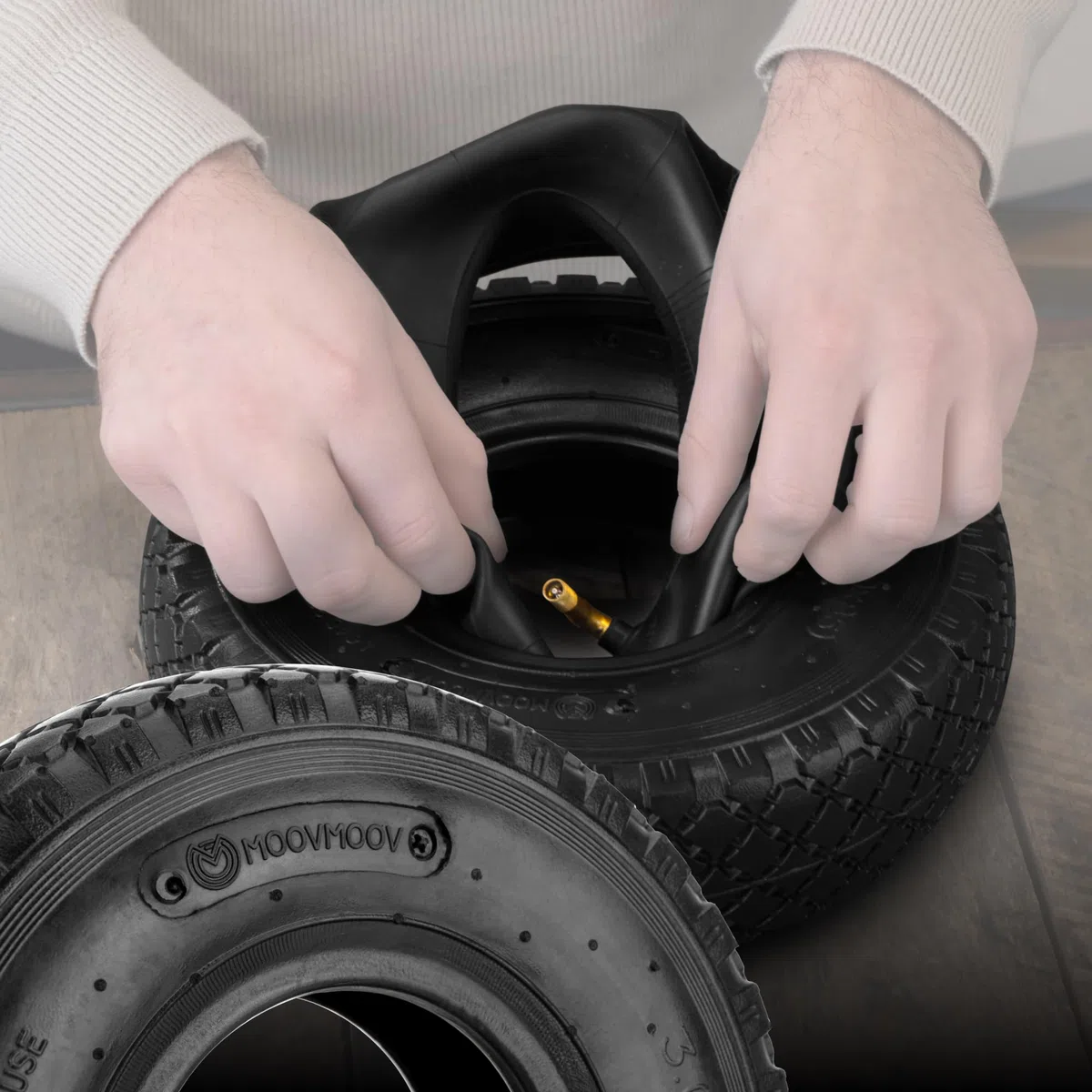 MOOVMOOV Neumático 3.00-4 (260x85) con Cámara de Aire Válvula Acodada TR87 | Compatible con Carretillas de Transporte, Remolques, Carros de Jardín de 4 Ruedas - Para Neumático 3.00-4