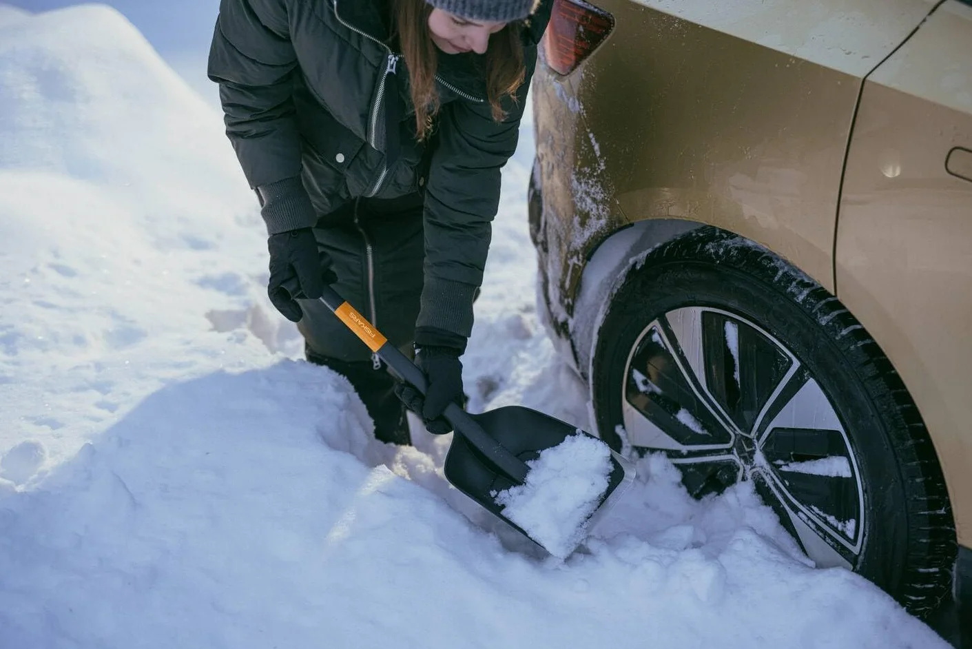Fiskars Plus Pala de Nieve para Coche, Pala de Nieve compacta con Mango en T y Borde de Acero Inoxidable, 63 cm, 1079857