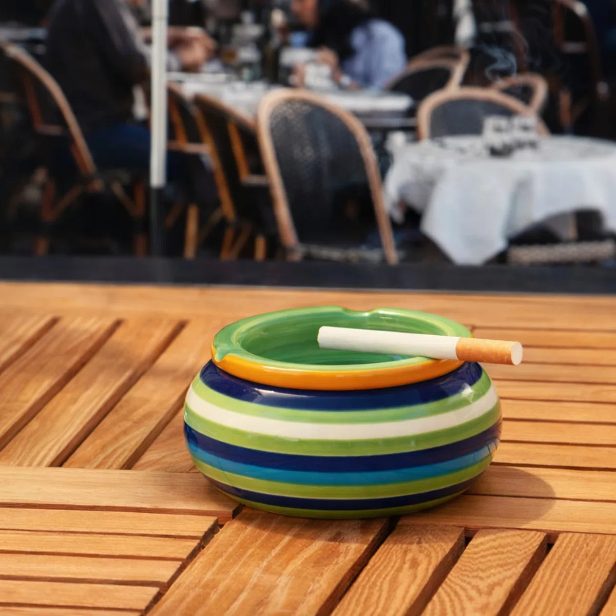 COM-FOUR® cenicero de viento 2x de dolomita - cenicero de tormenta resistente a la intemperie de cerámica - cenicero de mesa pequeño con tapa - diseño con rayas de colores (002 piezas - Mix1)