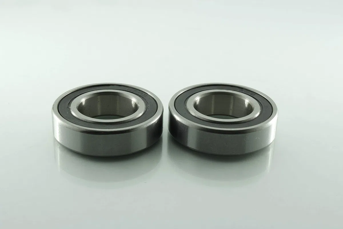 MECANIGOMEZ-Rodamientos Rueda Trasera KTM (Todas), Husqvarna 14-22, Husaberg 04-14, Gas Gas 21. Kits Reparación Compuesto de los rodamientos y Retenes necesarios. (25-1273)
