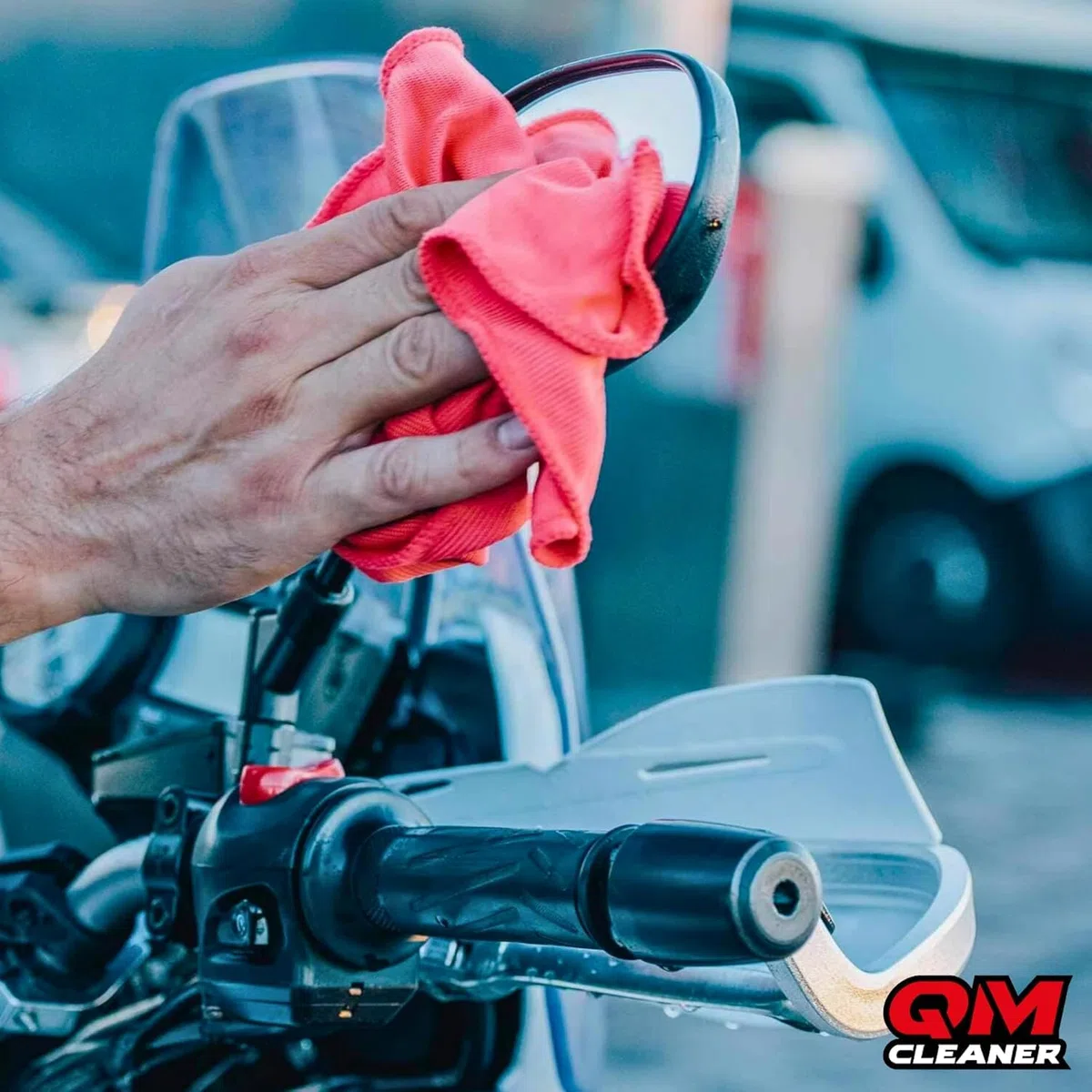 QM Cleaner Kit de Limpieza y Mantenimiento para Moto y Casco | Limpiador en seco multisuperficie y elimina insectos para casco. Incluye Total Bike(500ml), Helmet Cleaner(200ml) + 2 paños