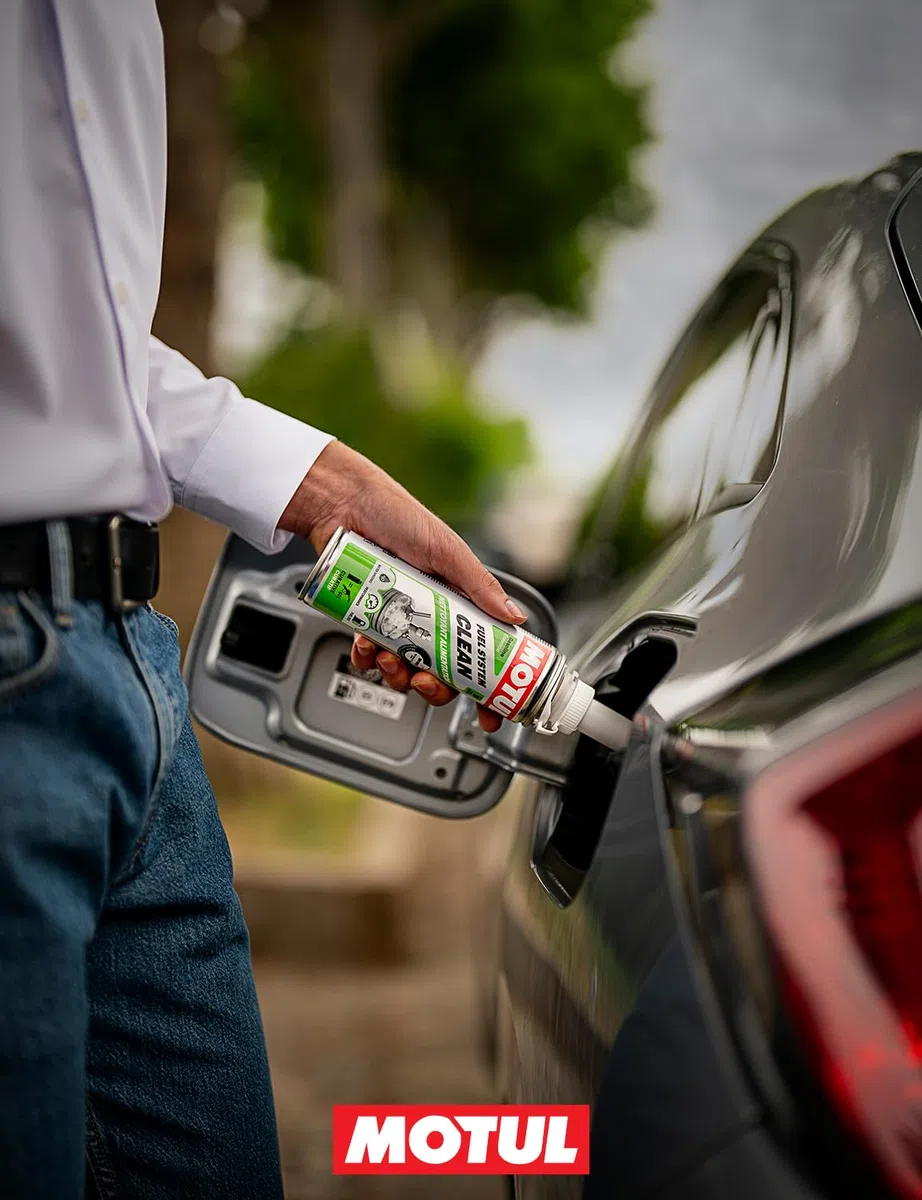 MOTUL - Limpiador para Motor de Gasolina - Aditivo Reparador para Motores de Gasolina de Inyección o Carburador - Óptimo Rendimiento - Idóneo Antes de ITV - Fuel System Clean - 300 ml