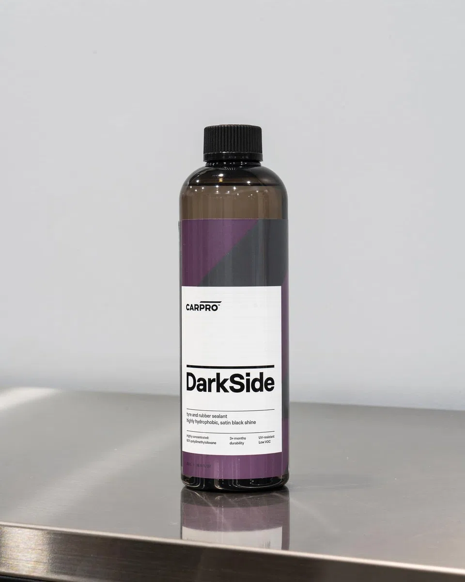CARPRO DarkSide - Sellador para neumáticos y caucho, hidrófobo y autolimpiante, negro satinado, protección UV, revive el caucho opaco, listo para usar - 500 ml