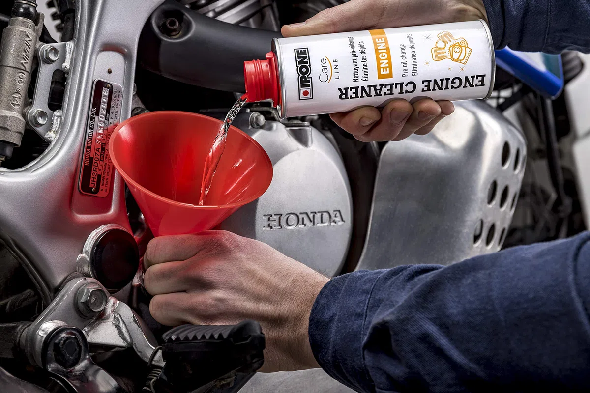 IPONE - Limpiador Motor Moto Antes del Cambio de Aceite Engine Cleaner - 300 ml - Elimina los sedimentos - Reduce los Costes de Mantenimiento