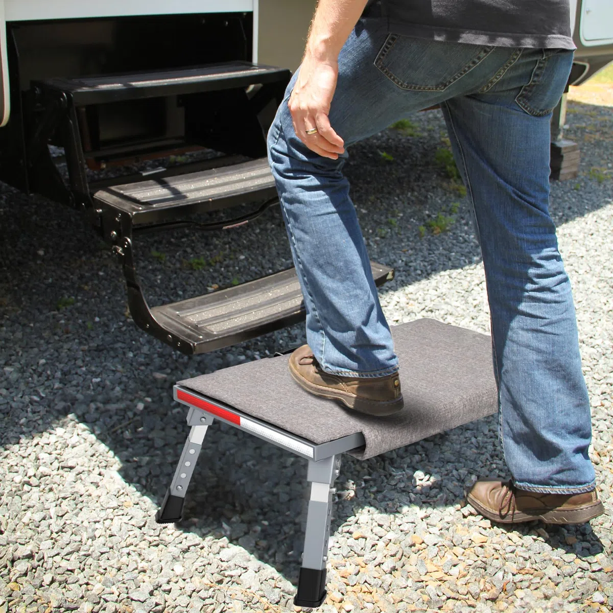 Gardtech Escalón para Caravana con Alfombrilla, escalón Plegable de Aluminio Carga máxima 150 kg Altura Regulable para Caravana, Autocaravana, Todoterreno, autobús de Camping o reposapiés en casa