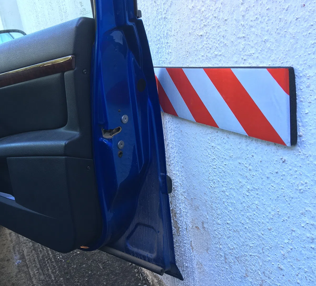 Protectoras Paragolpes de Pared Parking, Autoadhesivas, en Goma Espuma, para Aparcamientos y Garajes, 44x10x1,5 cm, 4 Piezas (Rojo Blanco)