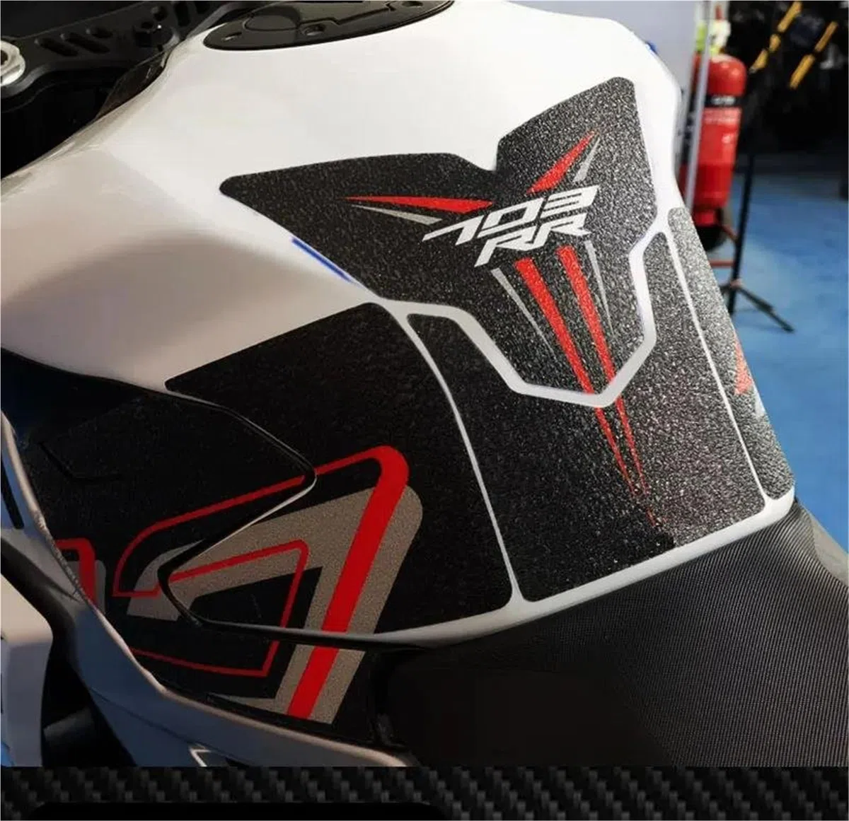 Deposito Pegatina Adhesivo Para Depósito Combustible Para Zontes 703RR 703 RR, Almohadilla Protectora Lateral Antideslizante, Diseño Espina Pescado Motocicleta Tanque Protector(Color 1)